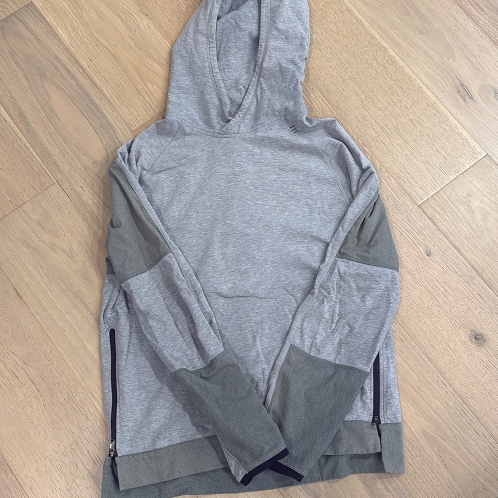 Lululemon grey sweatshirt size small.